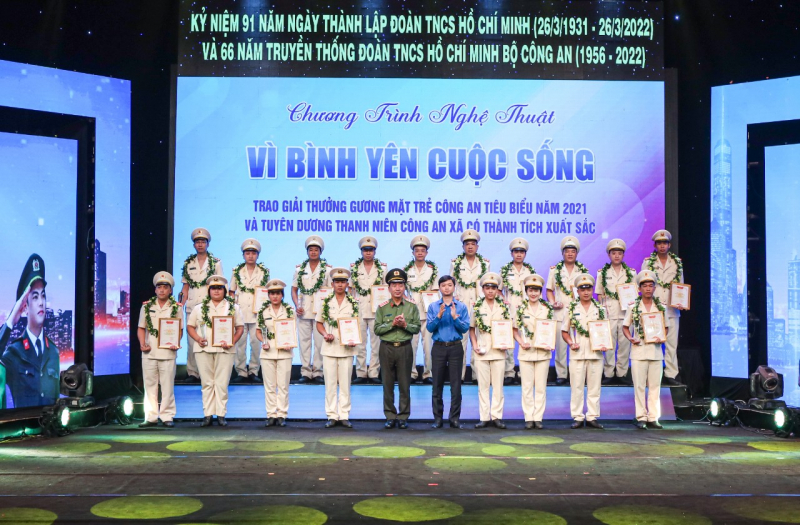Tuyên dương 20 “Gương mặt trẻ Công an tiêu biểu” năm 2021 và 66 thanh niên Công an xã có thành tích xuất sắc -0