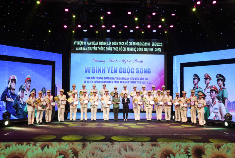 Tuyên dương 20 “Gương mặt trẻ Công an tiêu biểu” năm 2021 và 66 thanh niên Công an xã có thành tích xuất sắc -0