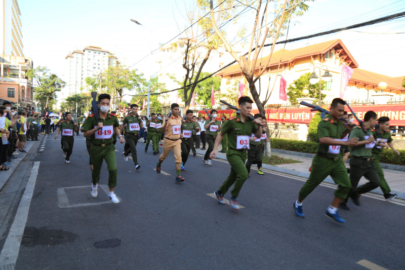 Hàng trăm CBCS Công an tỉnh Thừa Thiên-Huế tham gia giải chạy vũ trang - việt dã -0