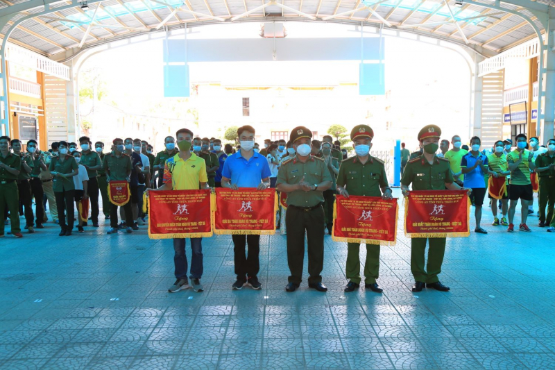 Hàng trăm CBCS Công an tỉnh Thừa Thiên-Huế tham gia giải chạy vũ trang - việt dã -0