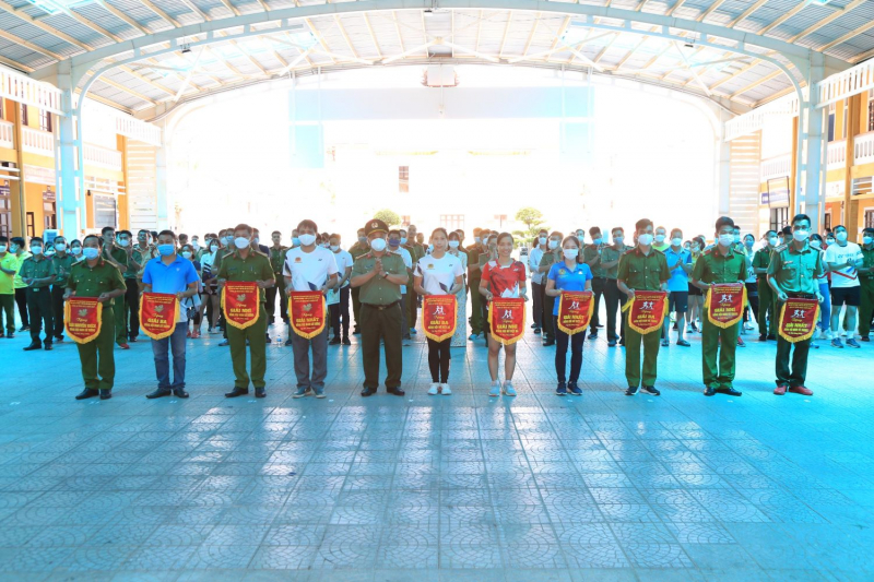 Hàng trăm CBCS Công an tỉnh Thừa Thiên-Huế tham gia giải chạy vũ trang - việt dã -0