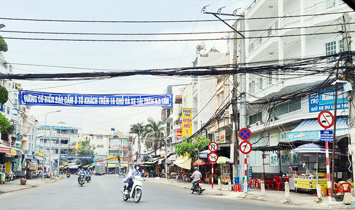 Biển cấm bất hợp lý, bãi đỗ xe chui “được nhờ” -0