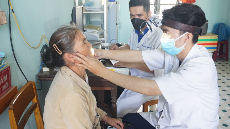 Khám bệnh, cấp thuốc miễn phí cho hàng trăm người dân khó khăn -0