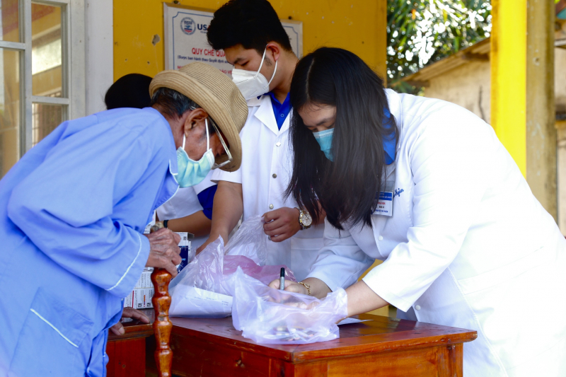 Khám bệnh, cấp thuốc miễn phí cho hàng trăm người dân khó khăn -0