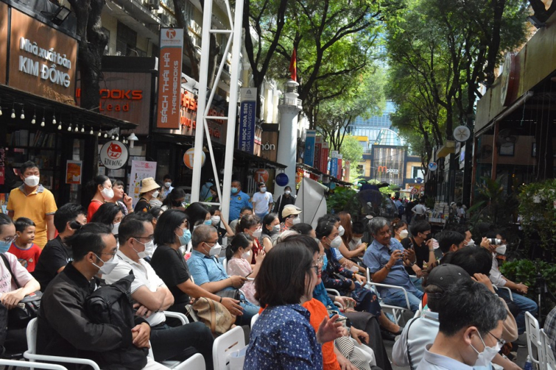 Ra mắt “Bản tình ca khúc khuỷu” của Nhà báo Nguyễn Hồng Lam  -0