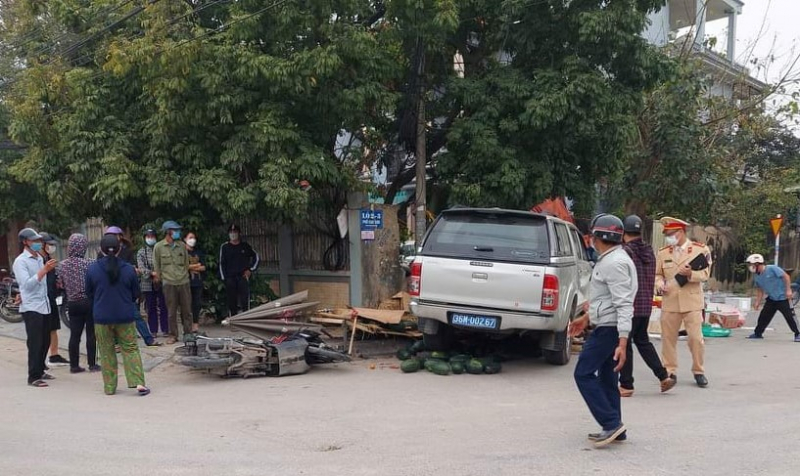 Xe biển xanh lao vào quầy bán hoa quả khiến 2 người tử vong, 1 người bị thương -0