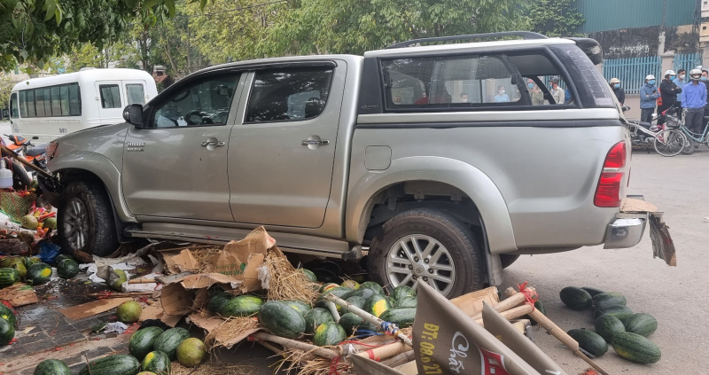 Xe biển xanh lao vào quầy bán hoa quả khiến 2 người tử vong, 1 người bị thương -0