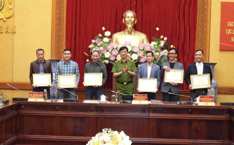 Bộ Công an gặp mặt Đoàn làm phim “Phố trong làng” -0