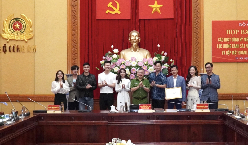 Bộ Công an gặp mặt Đoàn làm phim “Phố trong làng” -0