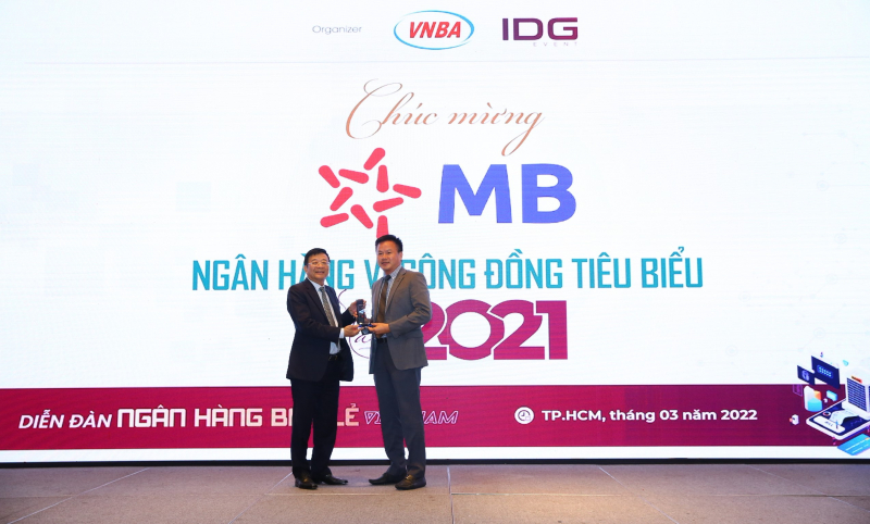 ptgđ hà trọng khiêm đại diện mb nhận giải idg.jpg -0