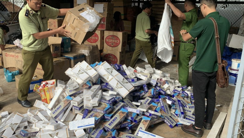 Người tiêu dùng có thể bị phạt lên tới 3 triệu đồng khi tàng trữ, vận chuyển một bao thuốc lá lậu -0