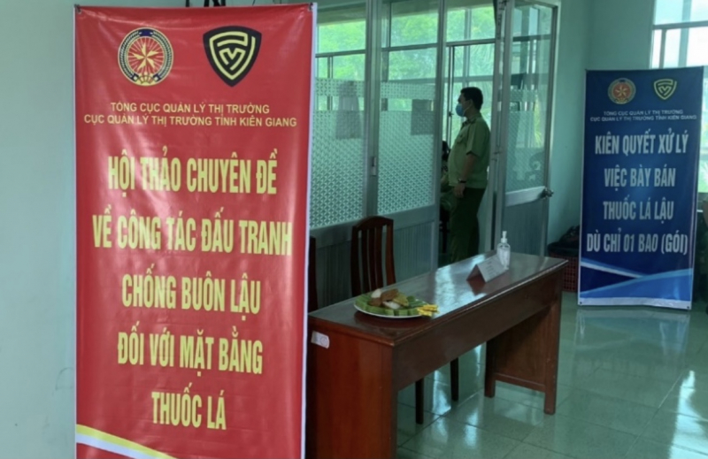 Người tiêu dùng có thể bị phạt lên tới 3 triệu đồng khi tàng trữ, vận chuyển một bao thuốc lá lậu -0