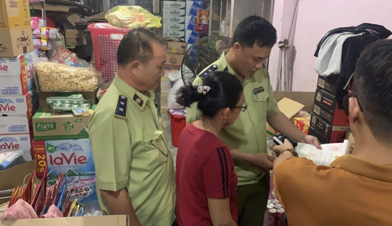 Người tiêu dùng có thể bị phạt lên tới 3 triệu đồng khi tàng trữ, vận chuyển một bao thuốc lá lậu -0