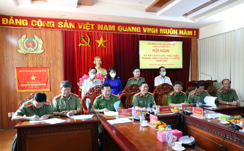 Cụm thi đua số 9 - Bộ Công an ký giao ước phong trào thi đua “Vì An ninh Tổ quốc”  -0