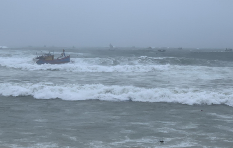 Gần 120 tàu cá ở Phú Yên, Khánh Hòa bị sóng biển đánh chìm -0