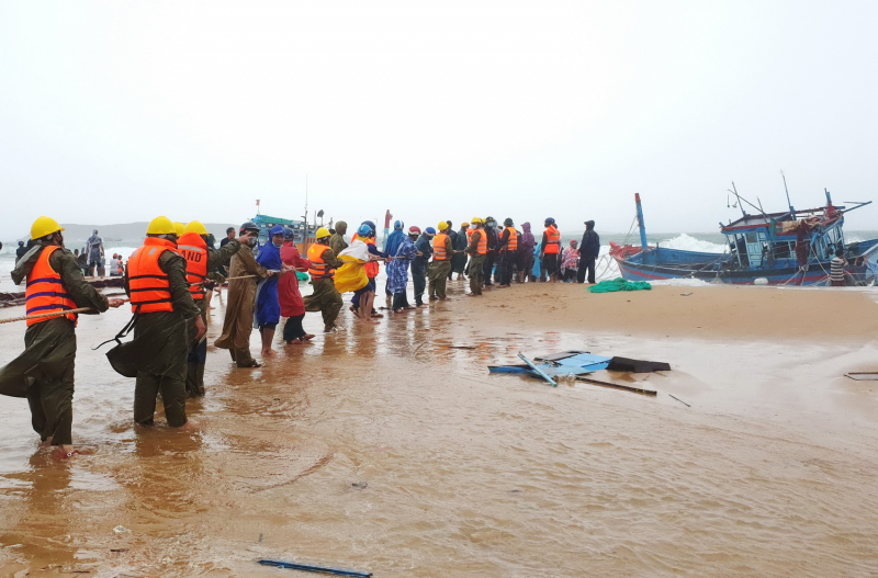 Gần 120 tàu cá ở Phú Yên, Khánh Hòa bị sóng biển đánh chìm -0