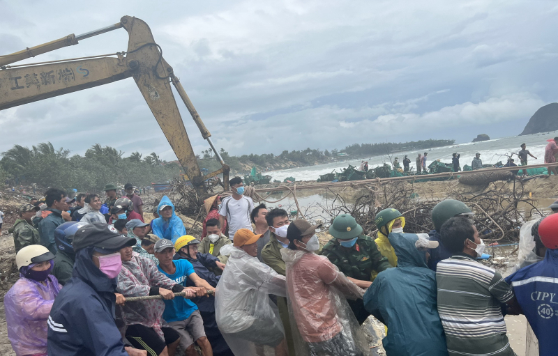 Gần 120 tàu cá ở Phú Yên, Khánh Hòa bị sóng biển đánh chìm -0