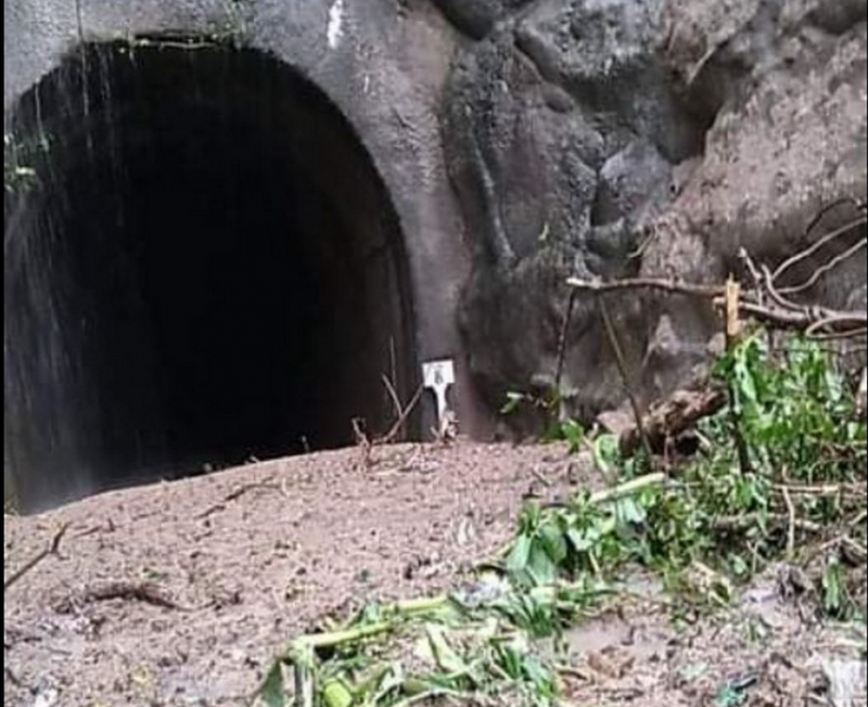 Thông tuyến hầm đường sắt qua đèo Cả sau nhiều giờ ách tắc -0