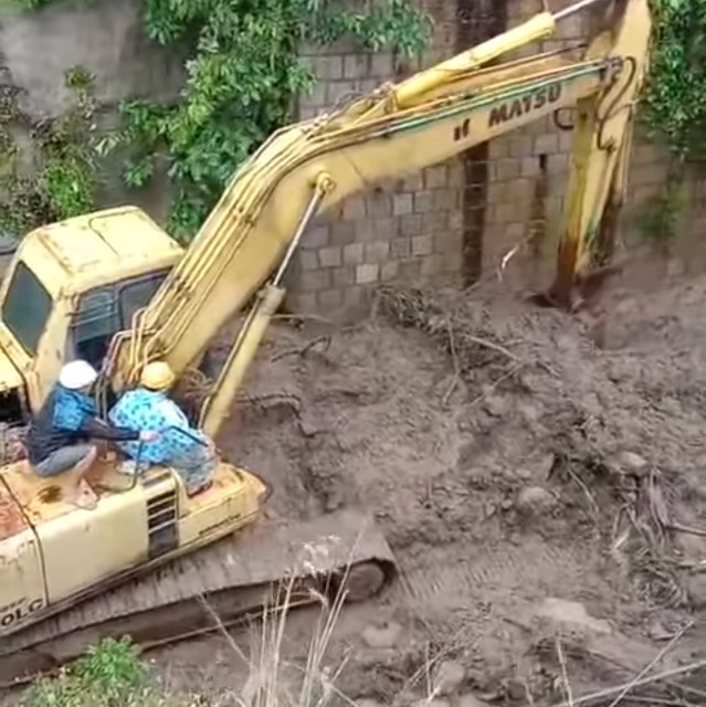 Thông tuyến hầm đường sắt qua đèo Cả sau nhiều giờ ách tắc -0