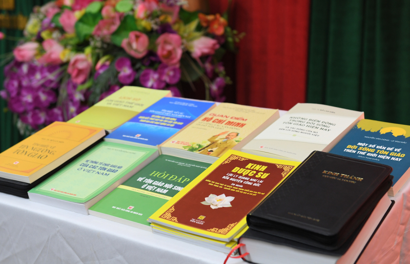 Cục An ninh Nội địa bàn giao hơn 4000 ấn phẩm tôn giáo đưa vào sử dụng tại các trại giam của Bộ Công an  -1