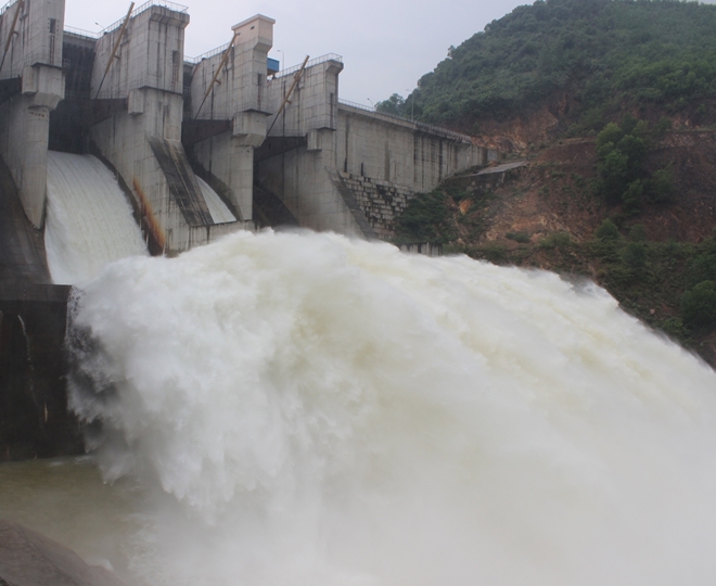 Mưa lớn, hồ thủy điện chứa hơn 820 triệu m3 ở Huế xả nước về hạ du  -0