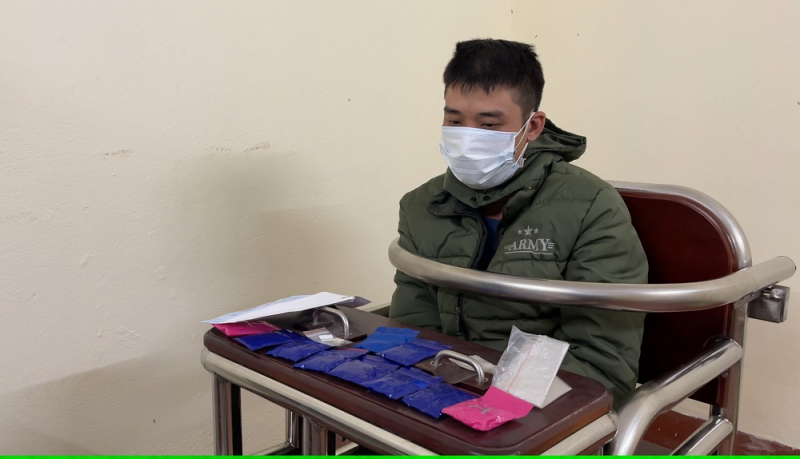 đối tượng phương cùng tang vật tại cơ quan công an.jpg -0