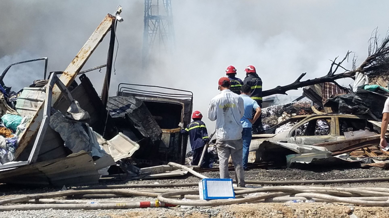 Cháy nhà kho chứa vải sợi rộng hàng trăm mét vuông, 2 xe ô tô trơ khung -1