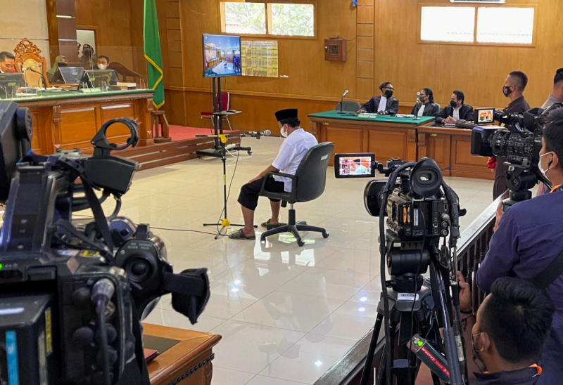 Kết án tử hình giáo viên cưỡng bức 13 nữ sinh -0