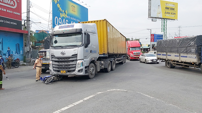 Xe đầu kéo đẩy lê thiếu nữ cùng xe máy hơn 10m trên đường dẫn cao tốc -0