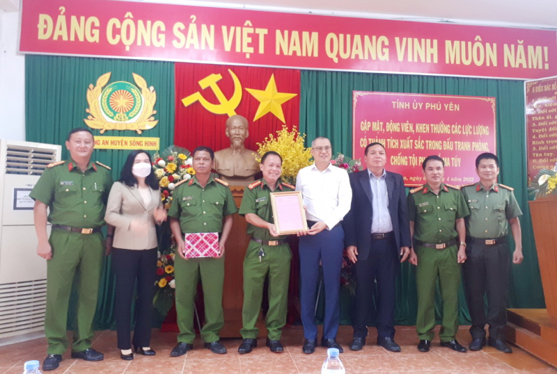Bí thư Tỉnh ủy Phú Yên khen thưởng Công an huyện Sông Hinh khám phá vườn cây cần sa -0
