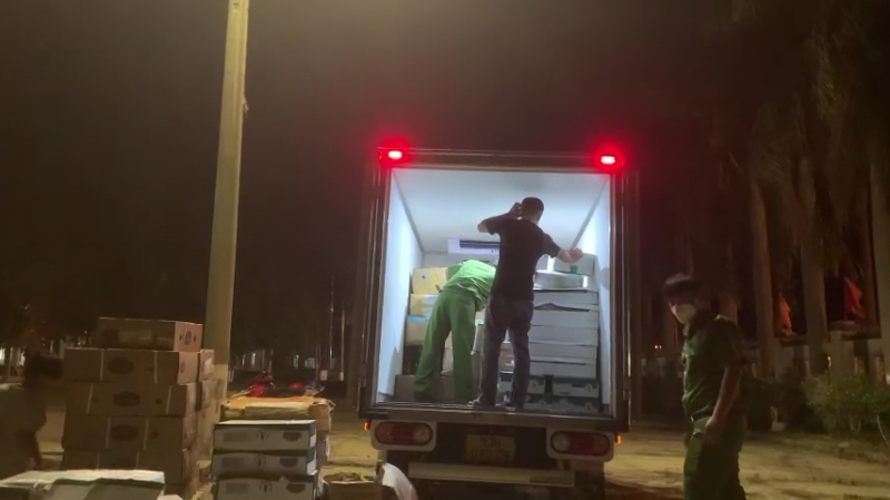 Phát hiện xe tải chở thịt heo đã bị biến đổi màu sắc và bốc mùi hôi thối -0