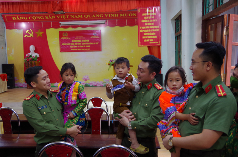 Đồng hành cùng “Mô hình con nuôi Công an xã ” nơi địa đầu Tổ Quốc -0