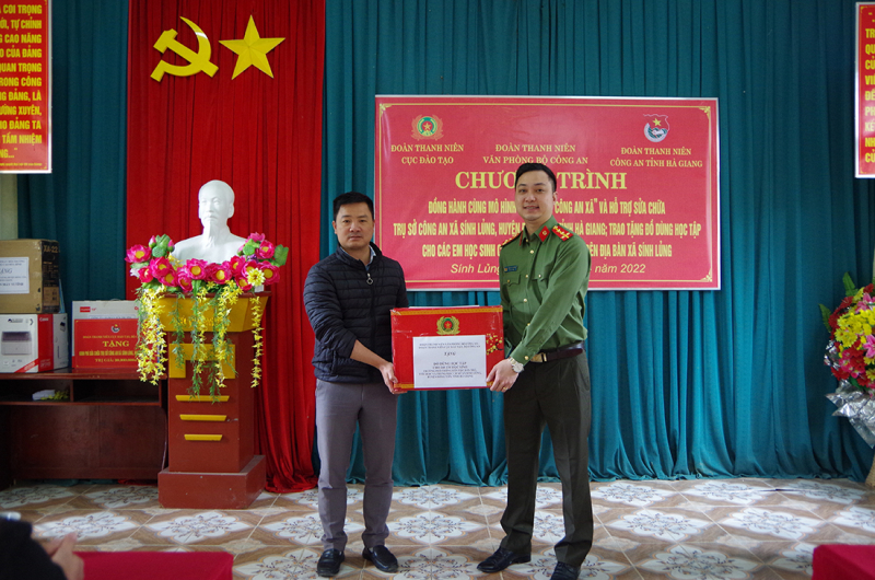 Đồng hành cùng “Mô hình con nuôi Công an xã ” nơi địa đầu Tổ Quốc -0