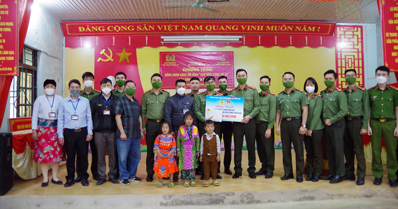 Đồng hành cùng “Mô hình con nuôi Công an xã ” nơi địa đầu Tổ Quốc -0