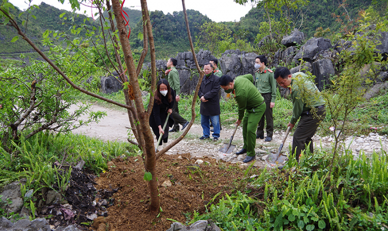 Đồng hành cùng “Mô hình con nuôi Công an xã ” nơi địa đầu Tổ Quốc -0