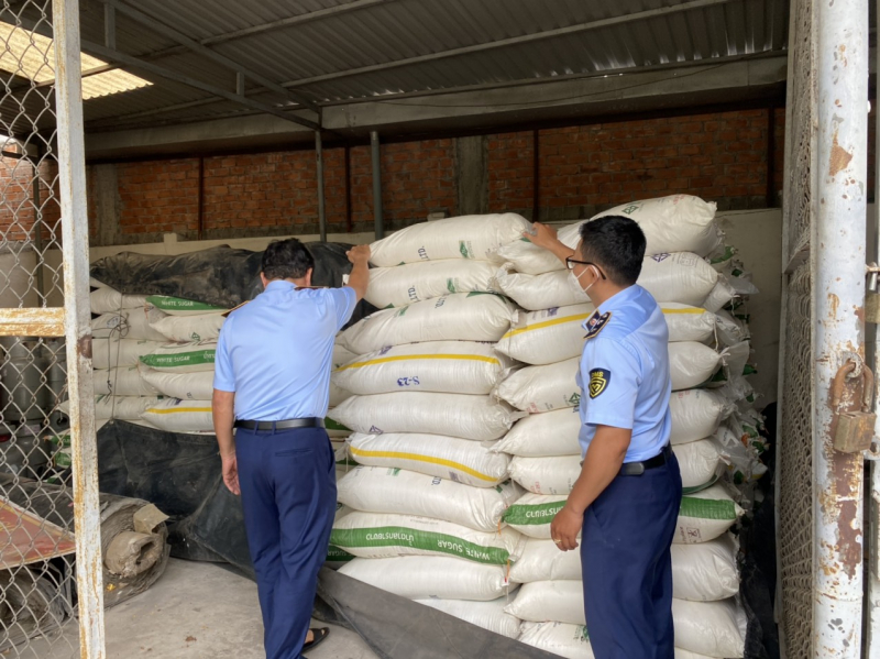 Buôn lậu thuốc lá, phân  bón, đường cát vẫn nhộn nhịp ở Long An -0