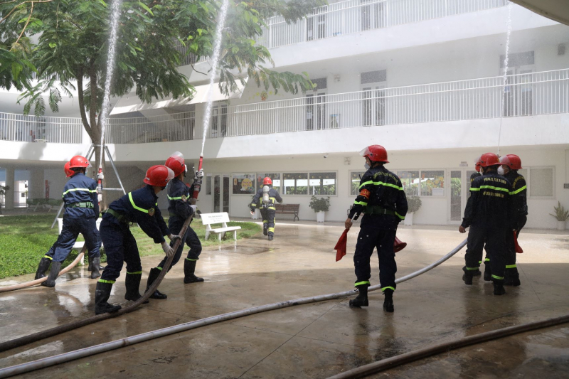 Diễn tập chữa cháy quy mô lớn từ sự cố chập điện trường học -0