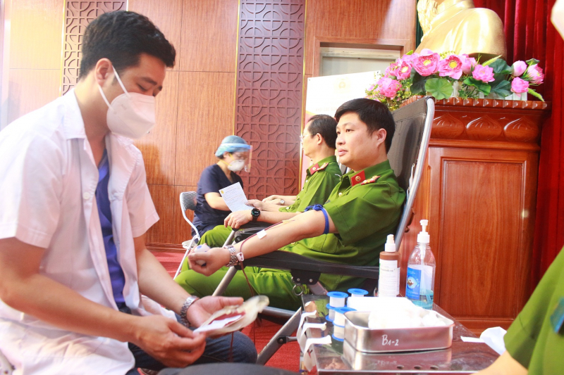 Chiến sỹ Cảnh sát tham gia hiến máu vì đồng đội thân yêu -0