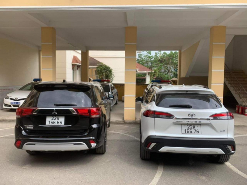 Chỉnh sửa ảnh đăng 2 xe ô tô cùng một biển số “độc” để trêu bạn bè -0