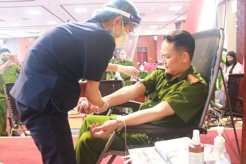 Chiến sỹ Cảnh sát tham gia hiến máu vì đồng đội thân yêu -0