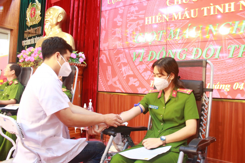 Chiến sỹ Cảnh sát tham gia hiến máu vì đồng đội thân yêu -0