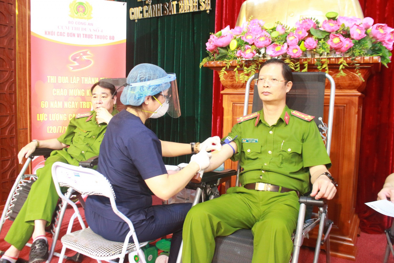 Chiến sỹ Cảnh sát tham gia hiến máu vì đồng đội thân yêu -0