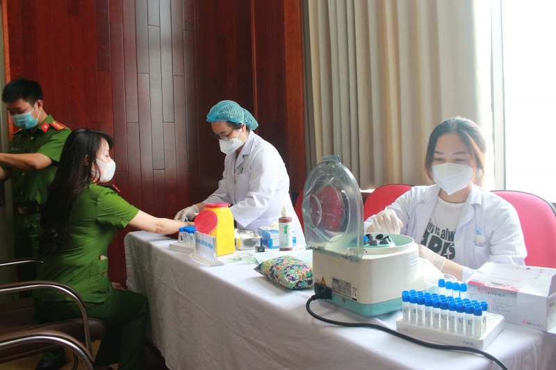 Chiến sỹ Cảnh sát tham gia hiến máu vì đồng đội thân yêu -0