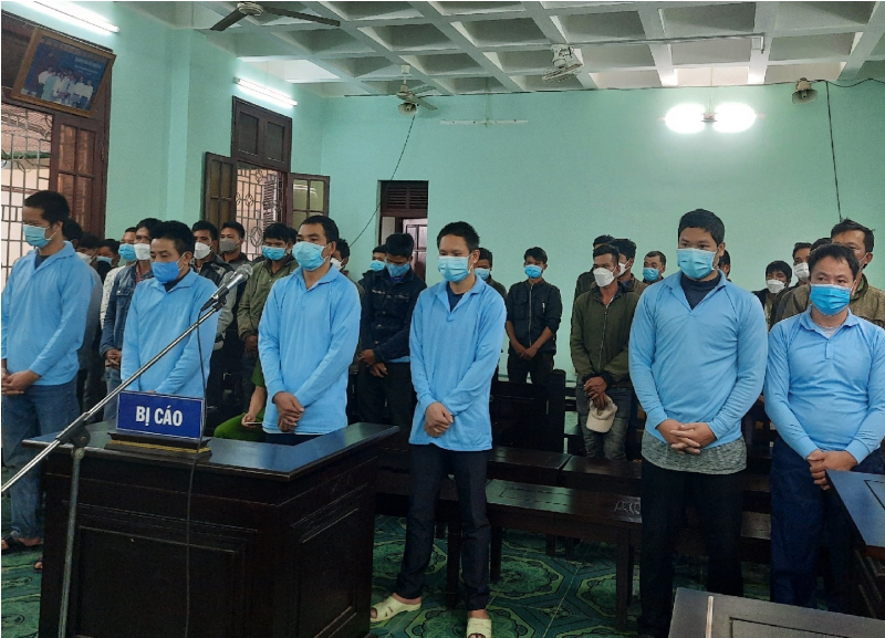 Hai cán bộ kiểm lâm lãnh án vì nhận hối lộ để tiếp tay lâm tặc phá rừng  -0