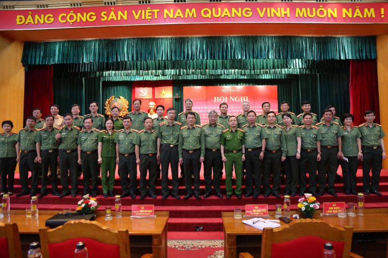 Bảo đảm an ninh chính trị nội bộ, đấu tranh phản bác quan điểm sai trái, thù địch trong tình hình mới -0