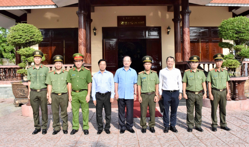 Phó Chủ tịch chuyên trách Hội đồng Lý luận Trung ương dâng hương tưởng niệm Chủ tịch Hồ Chí Minh -0