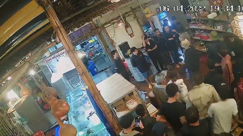 Khởi tố nhóm côn đồ bắt nhân viên quán ăn xếp hàng xin lỗi Phấn 