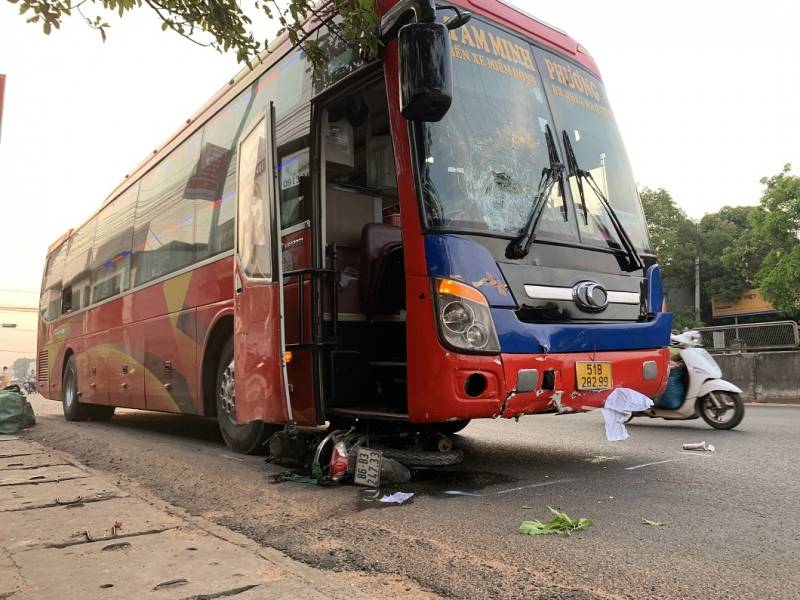 Xe khách tông chết người, phát hiện hàng ngàn bao thuốc lá lậu trên xe -0