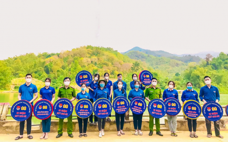 Cảnh sát “hô biến” lốp xe hỏng thành biển báo giao thông thú vị -0