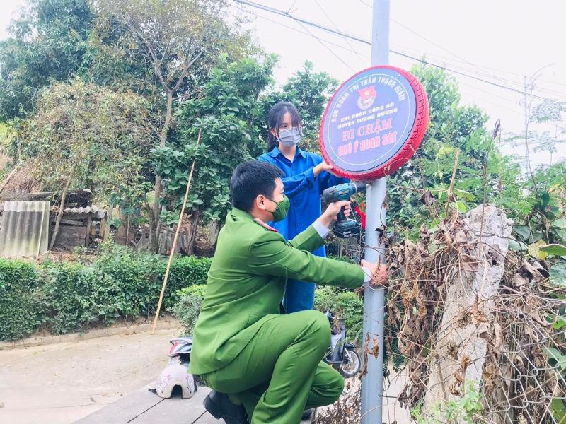 Cảnh sát “hô biến” lốp xe hỏng thành biển báo giao thông thú vị -0